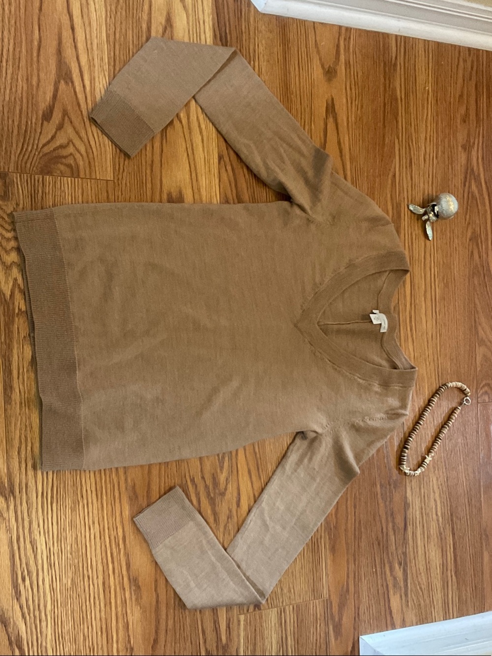 GAP Women's V-Neck Sweater in Camel Brown